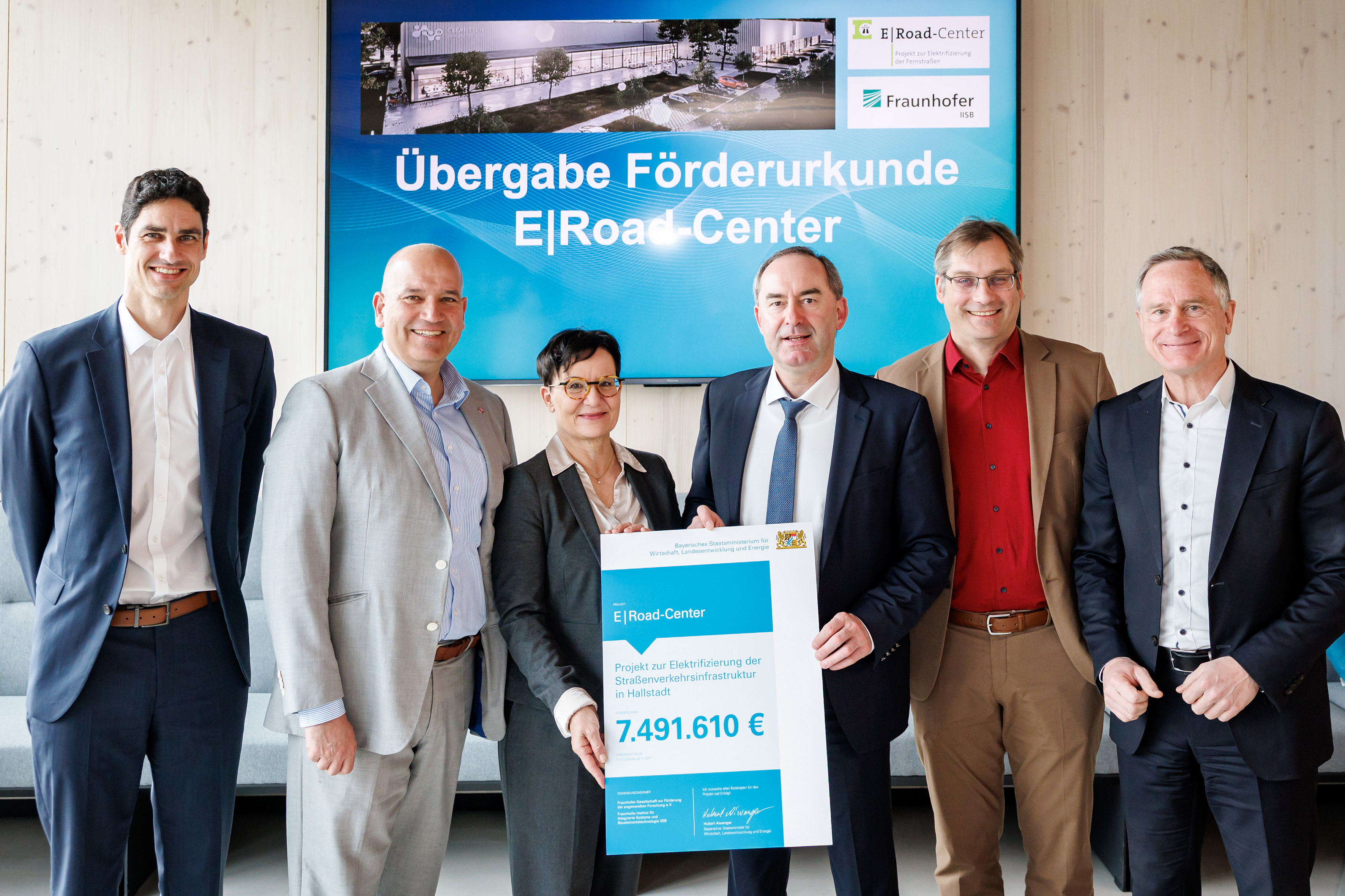 2025-04-10_Pressefoto_Eroeffnung-E-Road-Center-Hallstadt_copyright-DanielKarmann-FraunhoferIISB_01